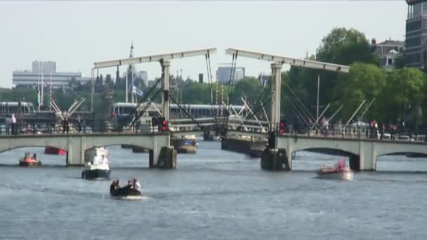 Amsterdam Niederlande 2013 Zeitraffer Von Booten Die Unter Bögen Einer — Stockvideo