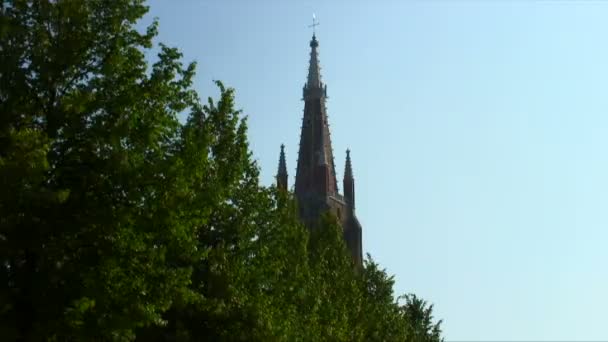 ベルギーのブルージュで教会の塔のショット — ストック動画
