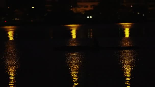 Night Panning Shot Person Paddling Kayak Canoe Shore Rio Janeiro — Stock Video