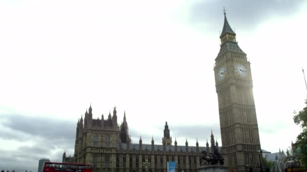 Zoom Fuera Vista Del Palacio Westminster Contra Cielo Nublado Londres — Vídeo de stock