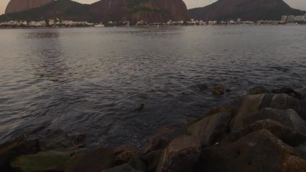 Pan Petites Vagues Brisant Sur Les Rochers Avec Horizon Rio — Video