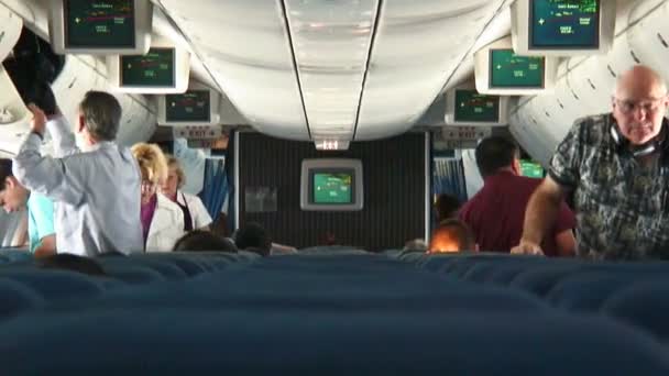 Bliska Zdjęcie Wnętrza Samolotu Wyświetlono Rzędy Siedzeń Niebieski Biały Bagażnikach — Wideo stockowe
