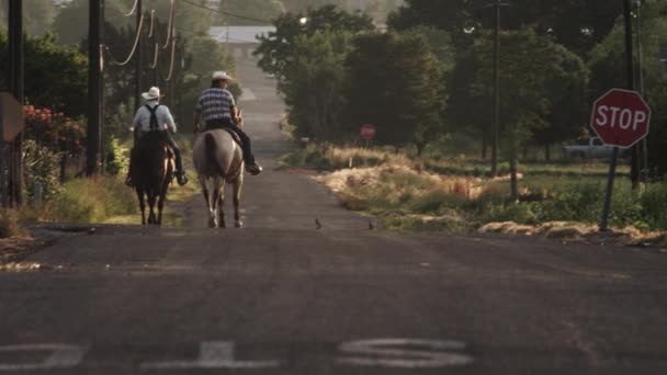 Colpo Due Cowboy Cavallo Una Strada Negli Stati Uniti Fotocamera — Video Stock