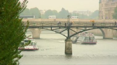 Paris'te Seine Nehri üzerinde köprü altında iki feribot sürücü