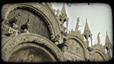 Heykel İtalya bir binanın tepesinde. Vintage stilize video klip.
