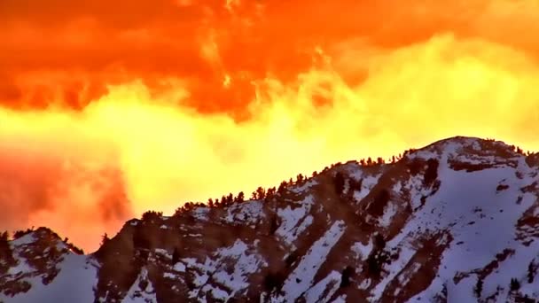 Antenn Skott Snötäckta Bergskedjan Utah Röda Och Orange Färgade Moln — Stockvideo