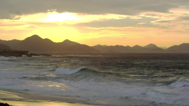 Ondas Quebrando Praia Ipanema Pôr Sol Filmado Rio Janeiro Brasil — Vídeo de Stock
