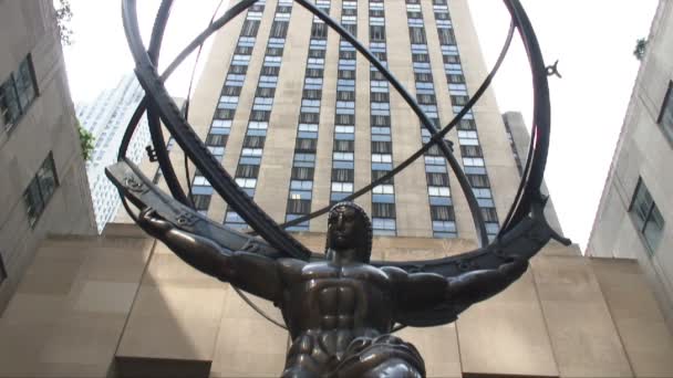 拍摄的阿特拉斯雕像在纽约洛克菲勒中心前 — 图库视频影像