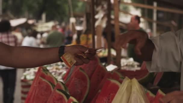 巴西里约热内卢 2013年6月23日 在巴西里约热内卢市场购买西瓜 — 图库视频影像