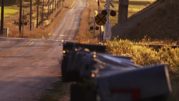 乡村道路和邮箱的静态拍摄处于前列 背景中可以看到铁路路标和交叉点 — 图库视频影像