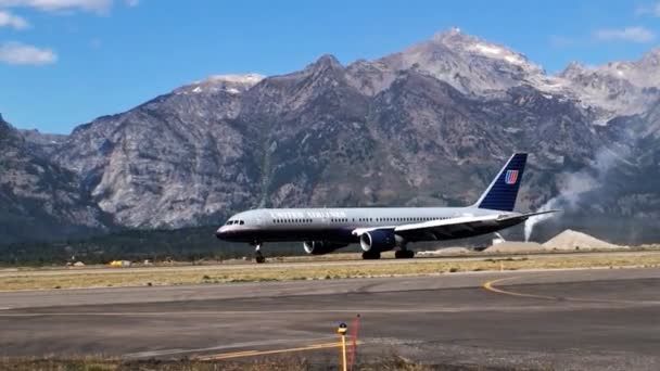 Prise Vue Jet Passagers Circulant Sur Piste Les Montagnes Sont — Video