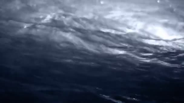 Nahaufnahme Der Oberfläche Dunklen Plätschernden Wassers Mit Einer Kleinen Beleuchtung — Stockvideo