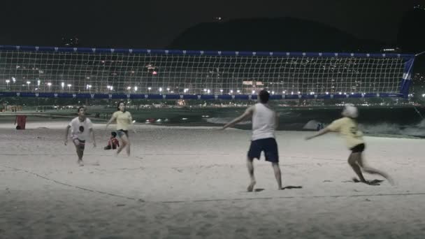 Rio Janeiro Brasilien Juni 2013 Volleybollspelare Sanden Natten Copacabana Stranden — Stockvideo