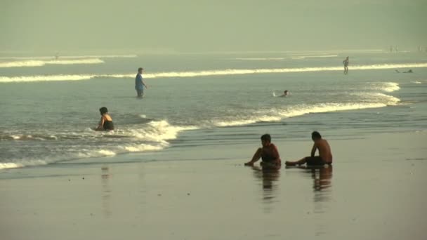Weitwinkelaufnahme Vieler Menschen Wasser Einem Strand Bali — Stockvideo