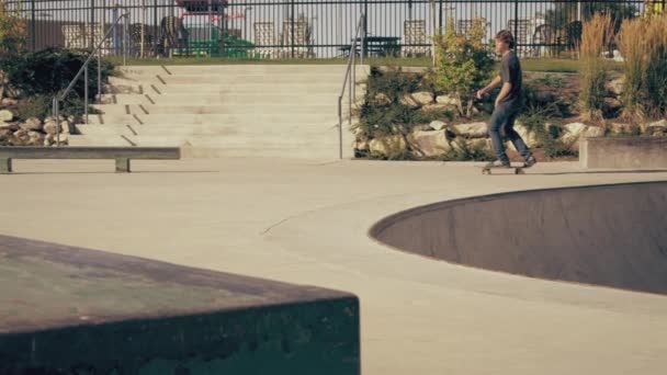 Panning Tiro Patinador Fazendo Vários Truques Parque Skate Patinador Fica — Vídeo de Stock