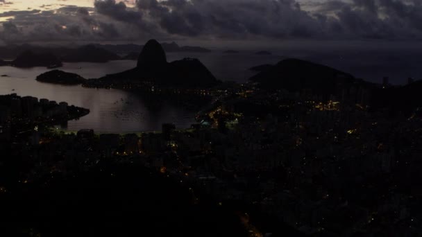 リオデジャネイロ ブラジルの都市間で右から左に Diagonalley がパンのショット 夕暮れ 街の明かりが目に見える — ストック動画