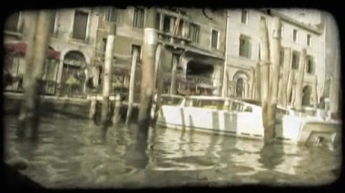 Roma, İtalya, Mayıs 2012 : Bir İtalyan Nehri aşağı bir tekne manzara Pan. Vintage stilize video klip.