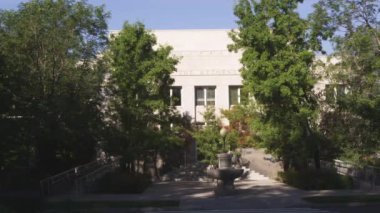 Carson City Nevada - Eylül 21, 2012: Carson City Nevada Başsavcı ofis binasıstatik çekim. Caddenin karşısından vurulan otomobiller binanın önünde nalları kattı.