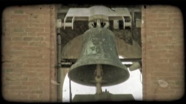 Bir çan kulesi İtalya vurdu. Vintage stilize video klip.