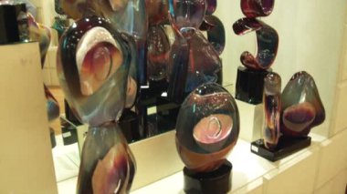 Cam objeler ekranda orta çekim