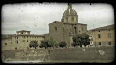 Bir nehir İtalya karşısında bir binadan bir kadeh. Vintage stilize video klip.