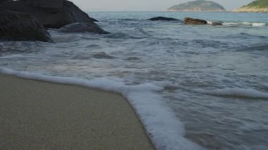 Ağır çekim shot kırmızı Beach deki Rio buzlu çökmesini dalgaları.