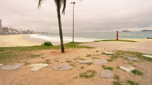 Rio Janeiro Brasilien Juni 2013 Zeitlupenaufnahme Eines Mannes Beim Kopfstand — Stockvideo