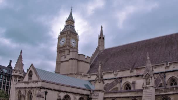 Viajando Bajo Ángulo Vista Torre Del Reloj Big Ben Londres — Vídeos de Stock