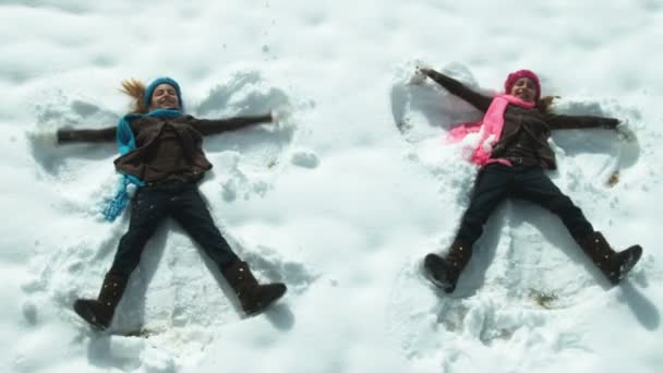 Chicas Gemelas Hacen Ángeles Nieve — Vídeos de Stock