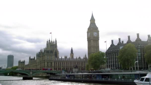 Las Aves Vuelan Sobre Río Támesis Frente Palacio Westminster Puente — Vídeos de Stock