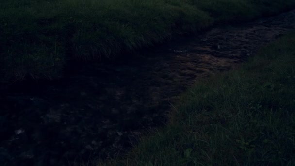 Naklápěcí Záběry Malého Potoka Stínu Domy Vodopád Lauterbrunnen Valley Filmed — Stock video