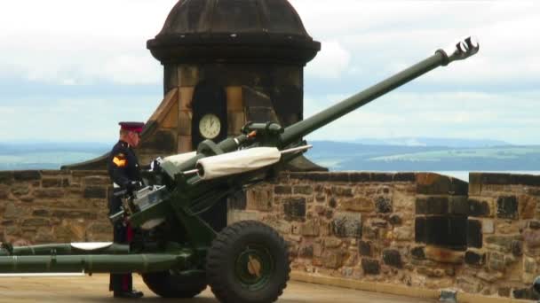 Una Pistola Clock Disparada Contra Castillo Edimburgo Escocia — Vídeos de Stock