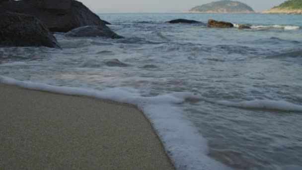 Lanzamiento Cámara Lenta Olas Estrellándose Contra Rocas Playa Roja Río — Vídeos de Stock