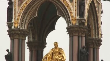 Prens Albert Albert Memorial Londra Kensington bahçelerinde heykeli altın kadeh.