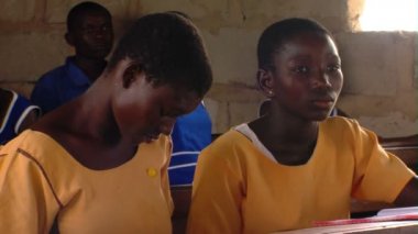 Afrika, Kenya - Ağustos 2010 yaklaşık: Sınıfta çocuklar orta çekim