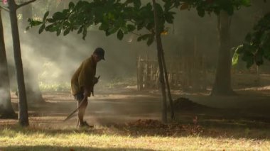 Bali, Endonezya - 2013 yaklaşık: Wide eski yaprakları yan yatan adamı vurdum