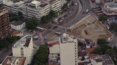 Yavaş hareket kentsel Rio de Janeiro, Brezilya Hava görüntüleri. Hareketli bir helikopterden filme.
