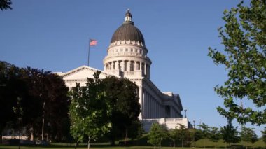 Yaz boyunca Utah, Salt Lake City 'deki Capitol Binası' nın geniş açılı görüntüsü.