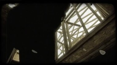 Çerçeveli duvarlar ve tavan ile yeni inşa edilmiş evin merdiven yükselişi gibi kadın ve bir çocuk düşük açı çekim; gökyüzü üstte ortaya çıktı. Vintage stilize video klip.