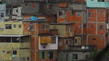 Rio de Janeiro, Brezilya'da sıkışık bir favela panning atış. Kamera sağdan sola hareket eder. Bu gündüz çekilmiş..