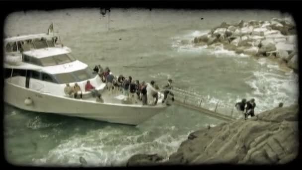 Люди Отправляют Документы Экскурсионной Лодки Через Пешеходную Дорожку Винтажный Стилизованный — стоковое видео