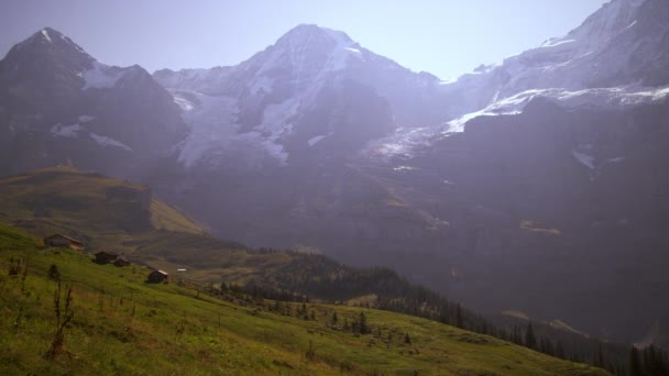 Images Maisons Descendant Dans Une Vallée Pied Des Sommets Eiger — Video