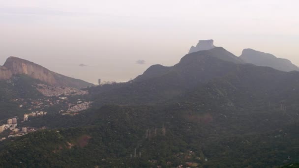 城市景观和海洋的空中潘拍摄 巴西里约热内卢 从内陆地理到海边地理的摄像机平移 — 图库视频影像