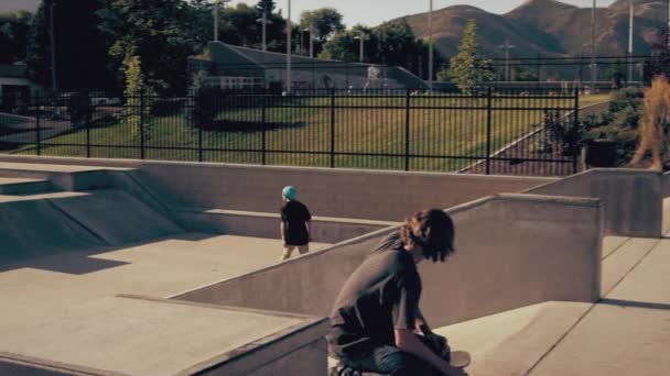 Pomalé Video Chlapcích Skateboard Parku Jeden Chlapců Pokouší Skočit Spadne — Stock video
