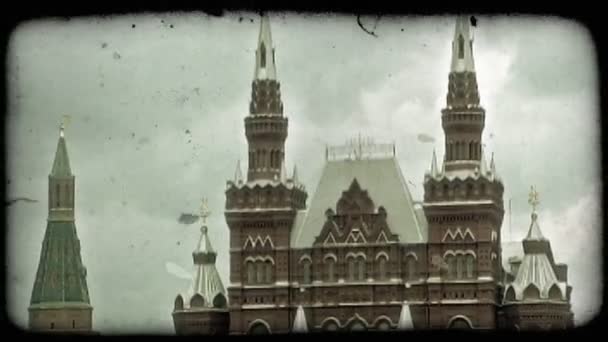 中观的上半部分的华丽 红色的主体建筑 在所有它的辉煌 与周围的建筑物在俄罗斯莫斯科红场 复古风格化视频剪辑 — 图库视频影像