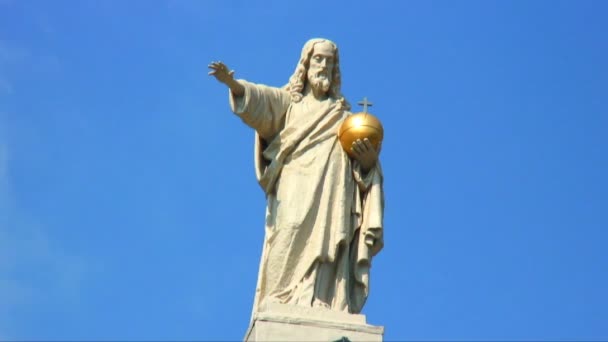 Tiro Uma Estátua Homem Com Emblema Religioso Mão — Vídeo de Stock