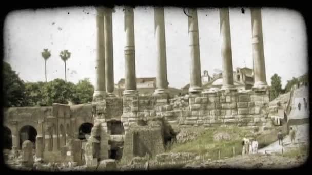 Zásah Lidí Kteří Procházejí Troskami Římě Starobyný Stylizovaný Videoklip — Stock video