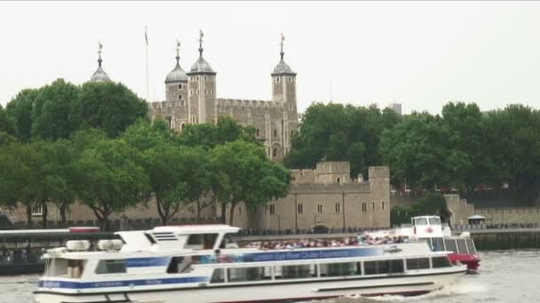 手前の船が通るとタワー ロンドンのロンドン イギリス 2011 ショット — ストック動画