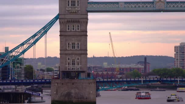 Plan Fixe Tower Bridger Dessus Tamise Londres Des Bateaux Passent — Video