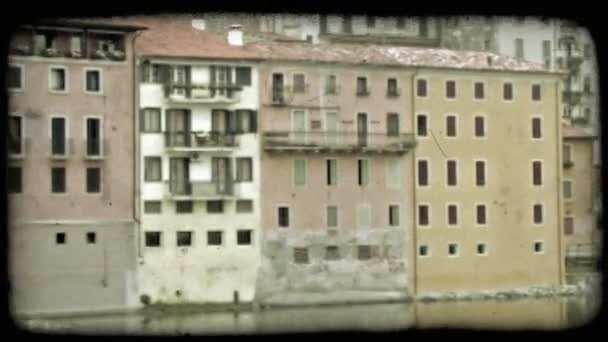 潘房子边上的一条河在意大利左的的镜头 复古风格化视频剪辑 — 图库视频影像